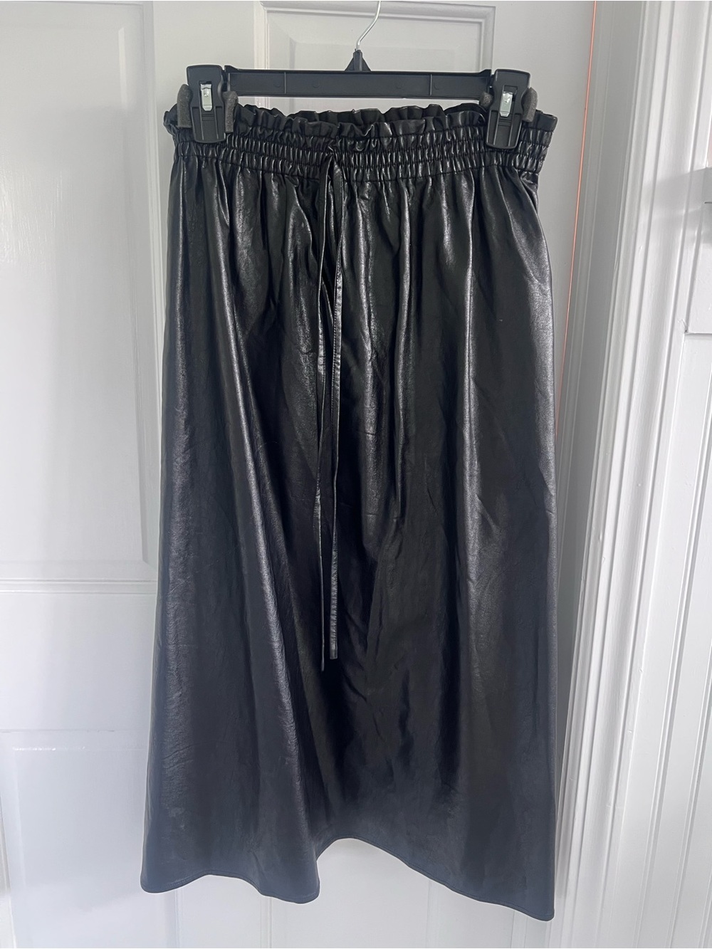 Tuvkernuck Black Faux Leather Elastic-Waist Midi Skirt